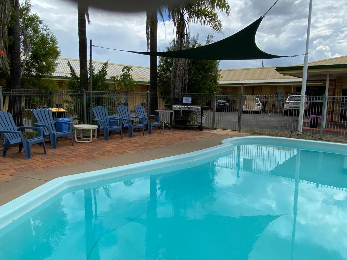 Golden West Motor Inn Miles ภายนอก รูปภาพ