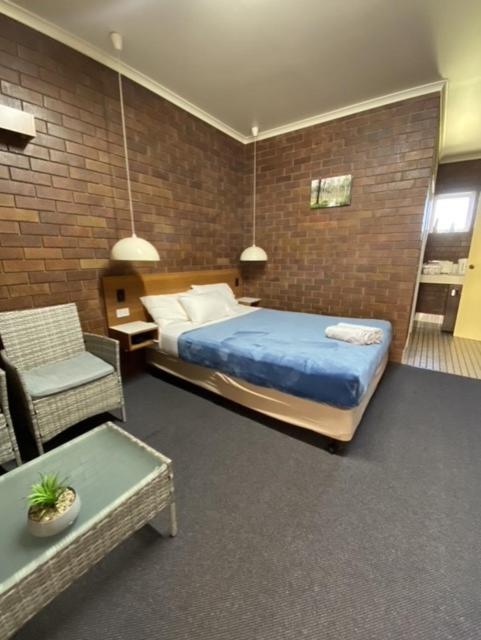 Golden West Motor Inn Miles ภายนอก รูปภาพ